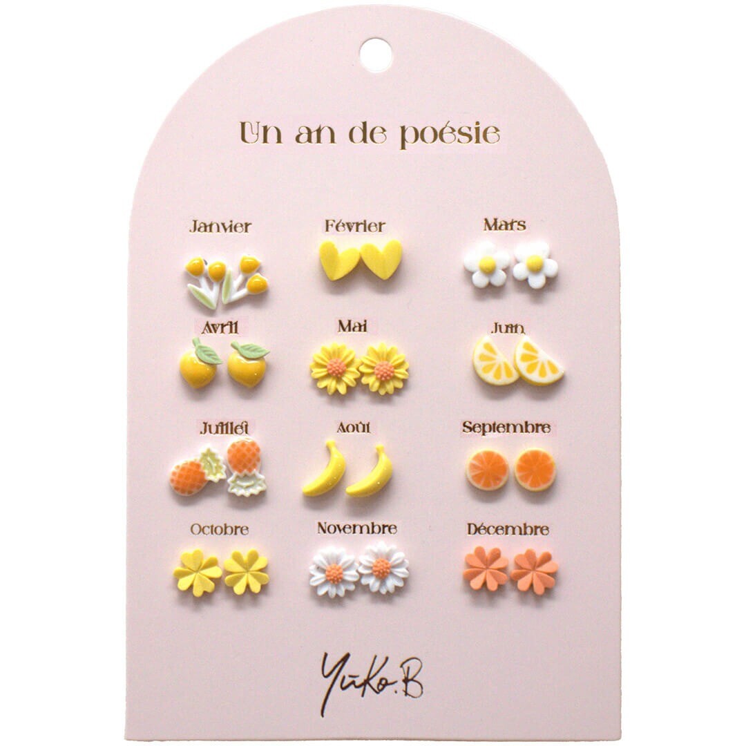 yuko b. displaykaart met 12 paar kinder oorknopjes, elk met een fruit- of bloemendesign voor een maand.