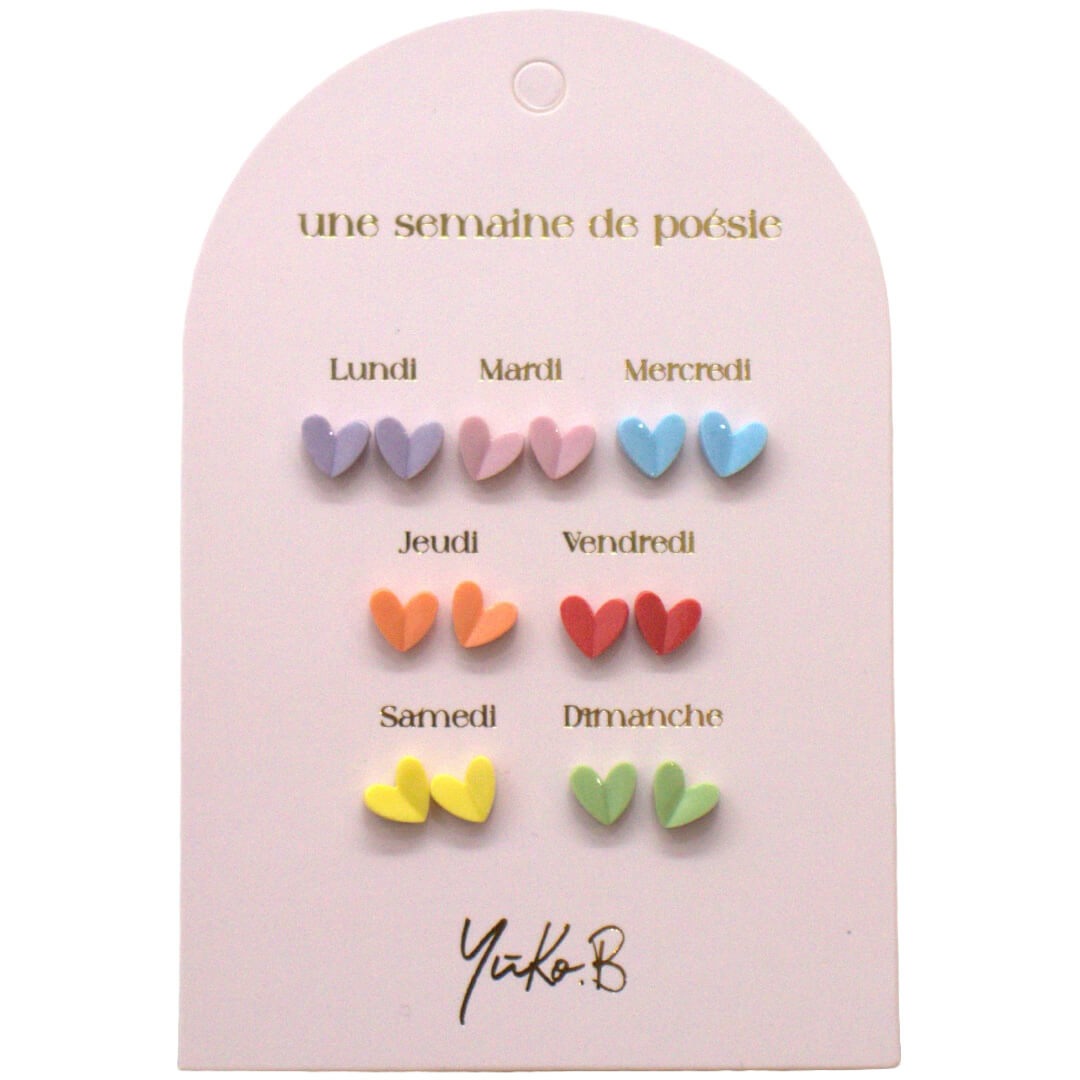 Yuko B. kinder oorbellen: zeven paar hartjes oorknopjes in diverse kleuren op een roze verpakking.