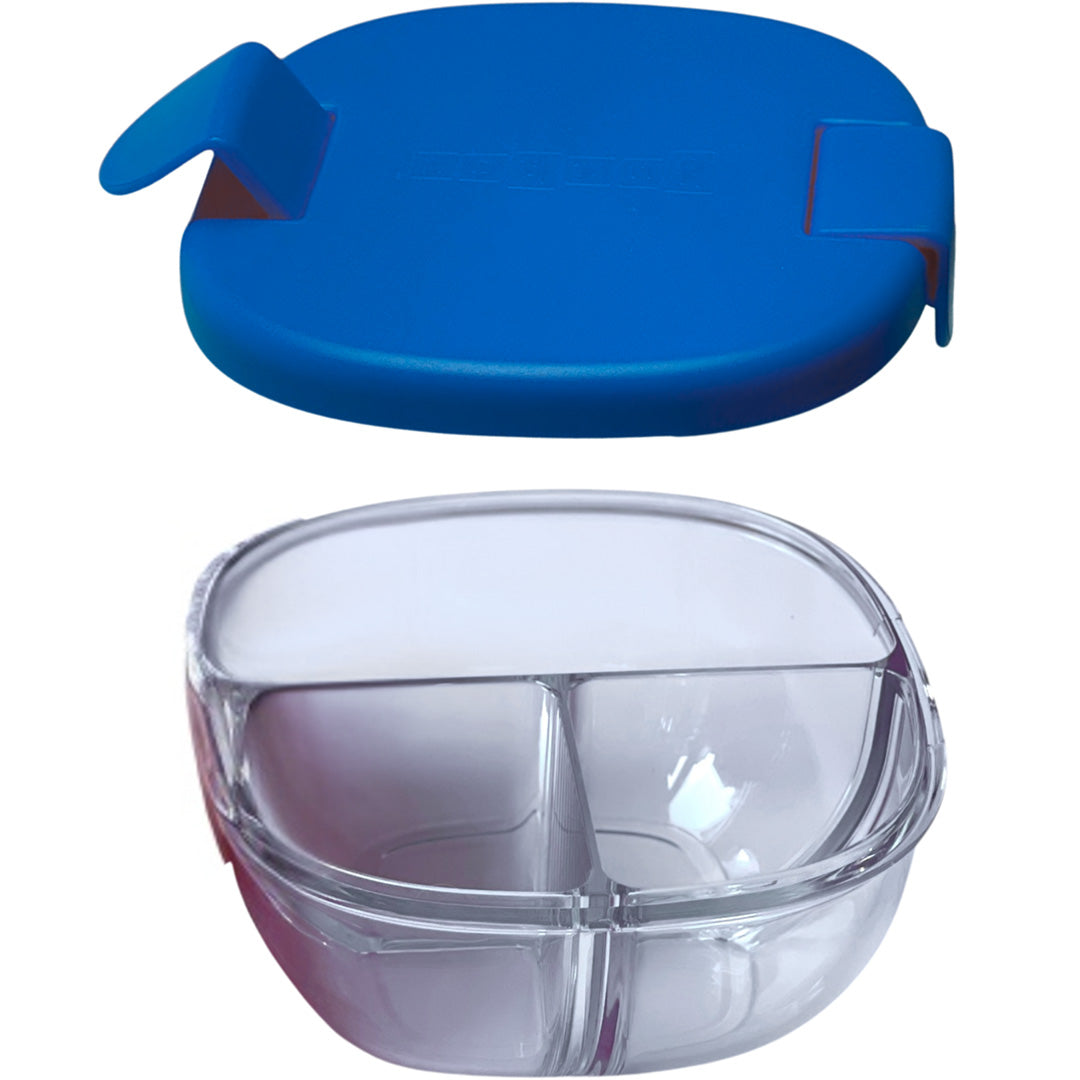 Yumbox bento snackschaal met drie vakken en een marineblauwe deksel.