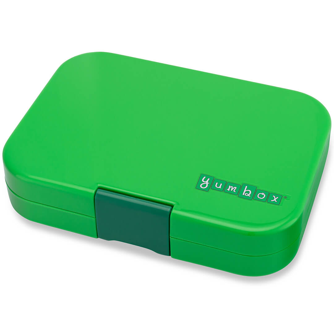Gesloten groene Yumbox lunchbox met het merklogo op de deksel.