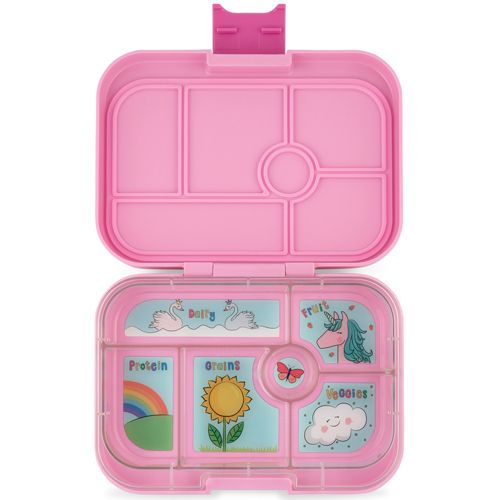 Open roze Yumbox broodtrommel met zes lege vakken en illustraties van voedselgroepen.