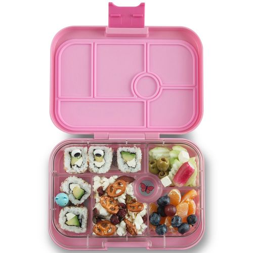 Open roze Yumbox broodtrommel met zes vakken gevuld met diverse etenswaren.