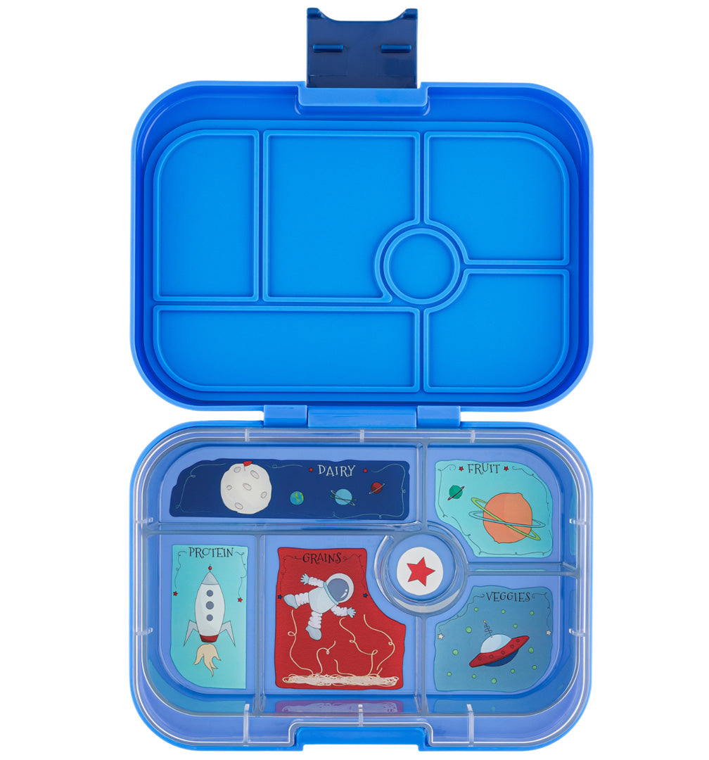 Open blauwe Yumbox broodtrommel voor kinderen met zes vakken en ruimtevaartthema.