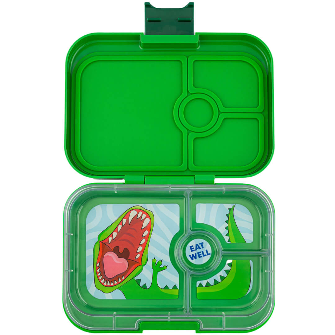 Yumbox broodtrommel met vier vakken, opengeklapt met een dinosaurusprint aan de binnenkant.