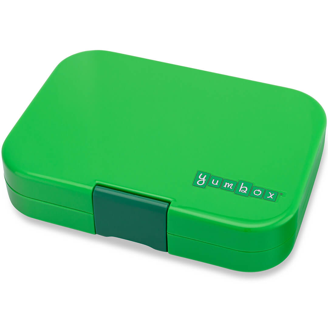 Yumbox broodtrommel met vier vakken, gesloten en groen van kleur.