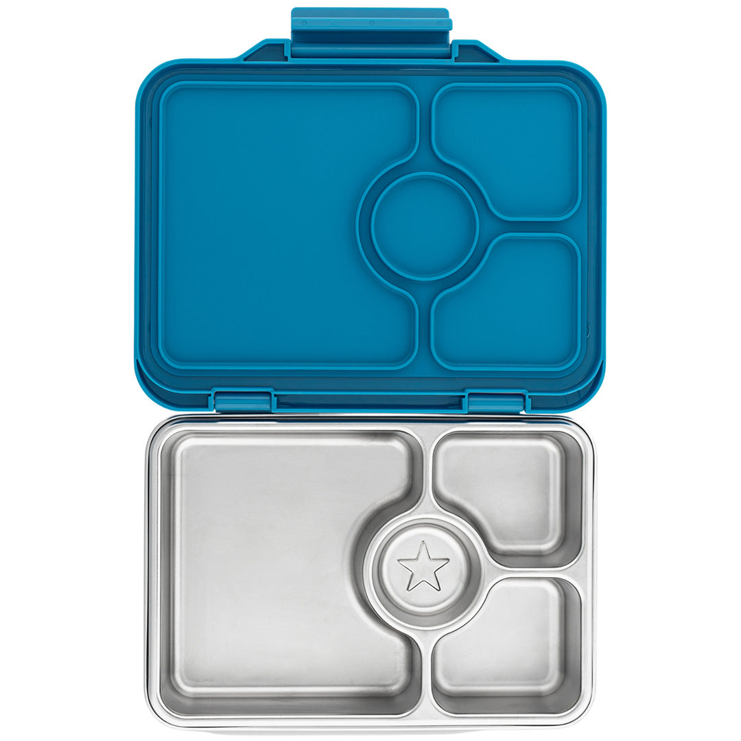 Yumbox rvs bento broodtrommel met blauwe deksel en vier vakken, waarvan één met sterpatroon.