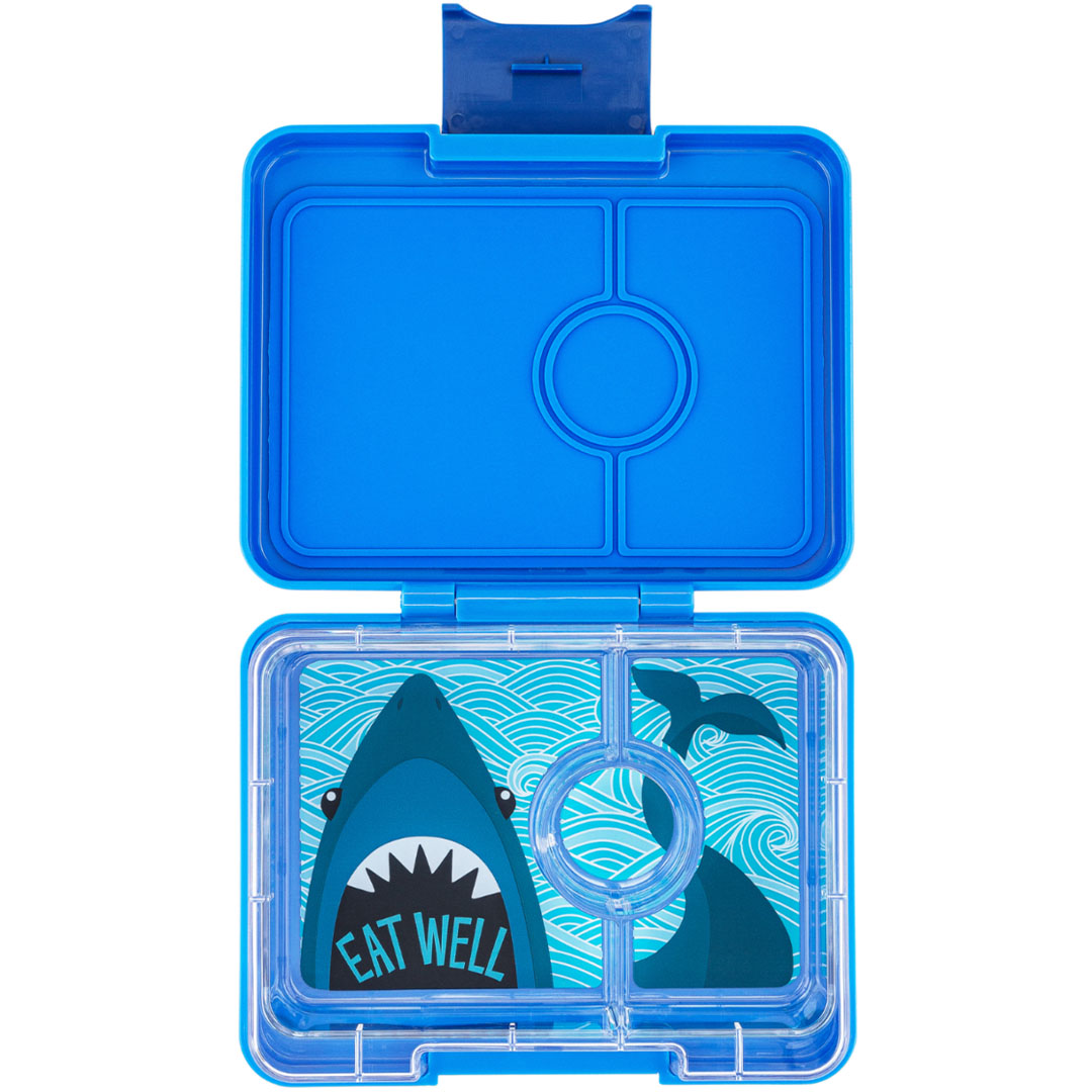 Open blauwe Yumbox snack bento lunchbox met 3 vakken en haaienprint.