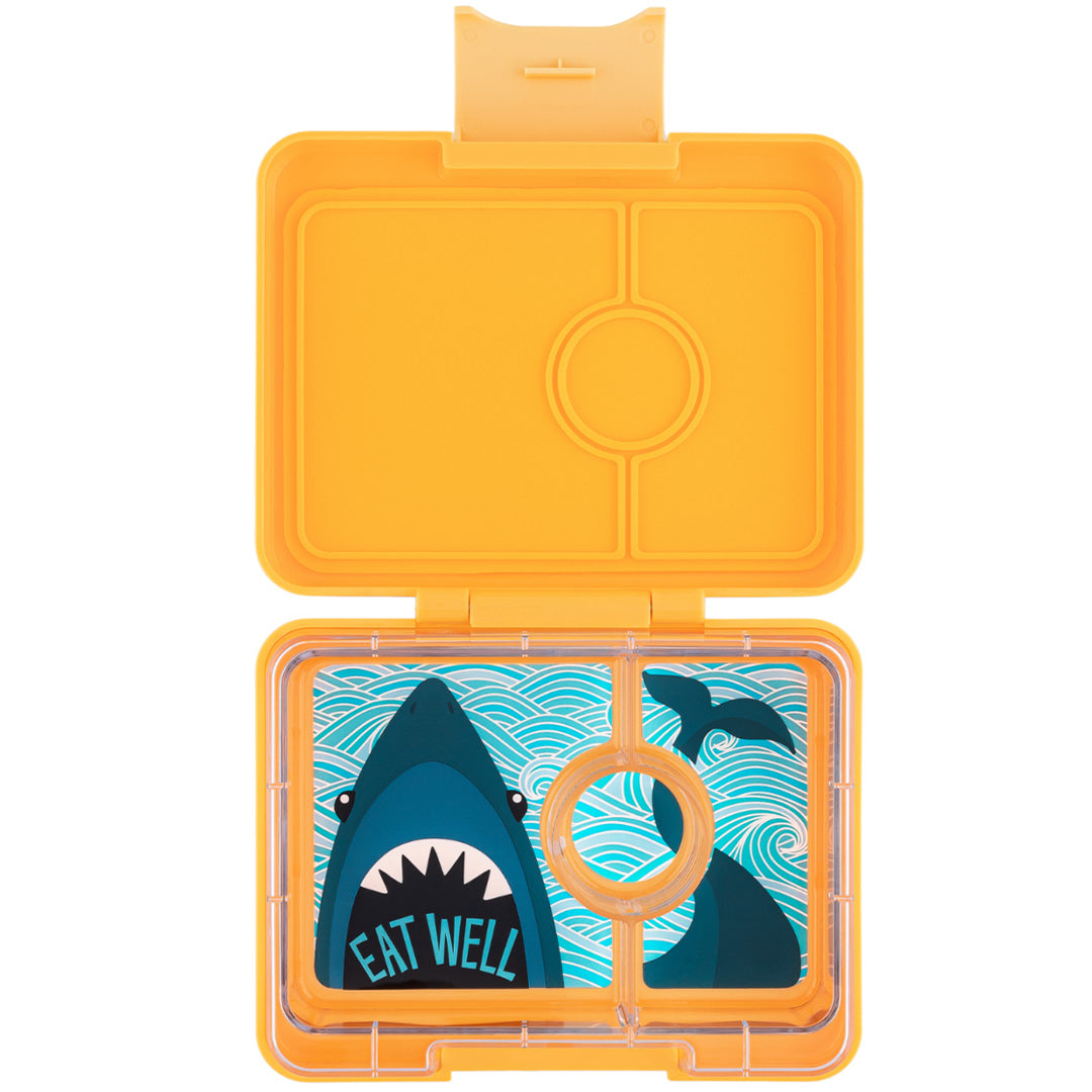 Yumbox geel snack bento lunchdoosje met 3 vakken en een haaienprint met de tekst 'EAT WELL'.