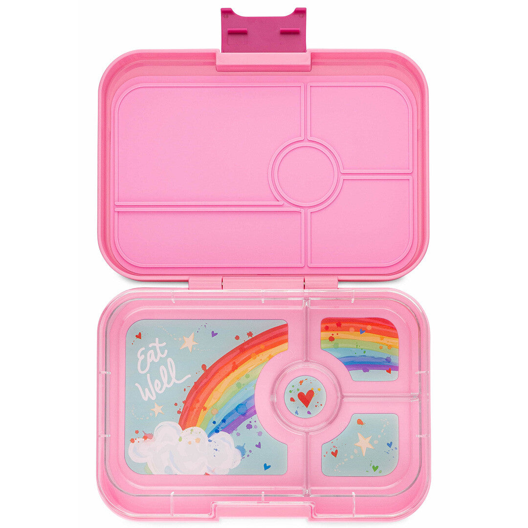 Open roze Yumbox lunchcontainer voor kinderen met regenboogthema en vier vakken.