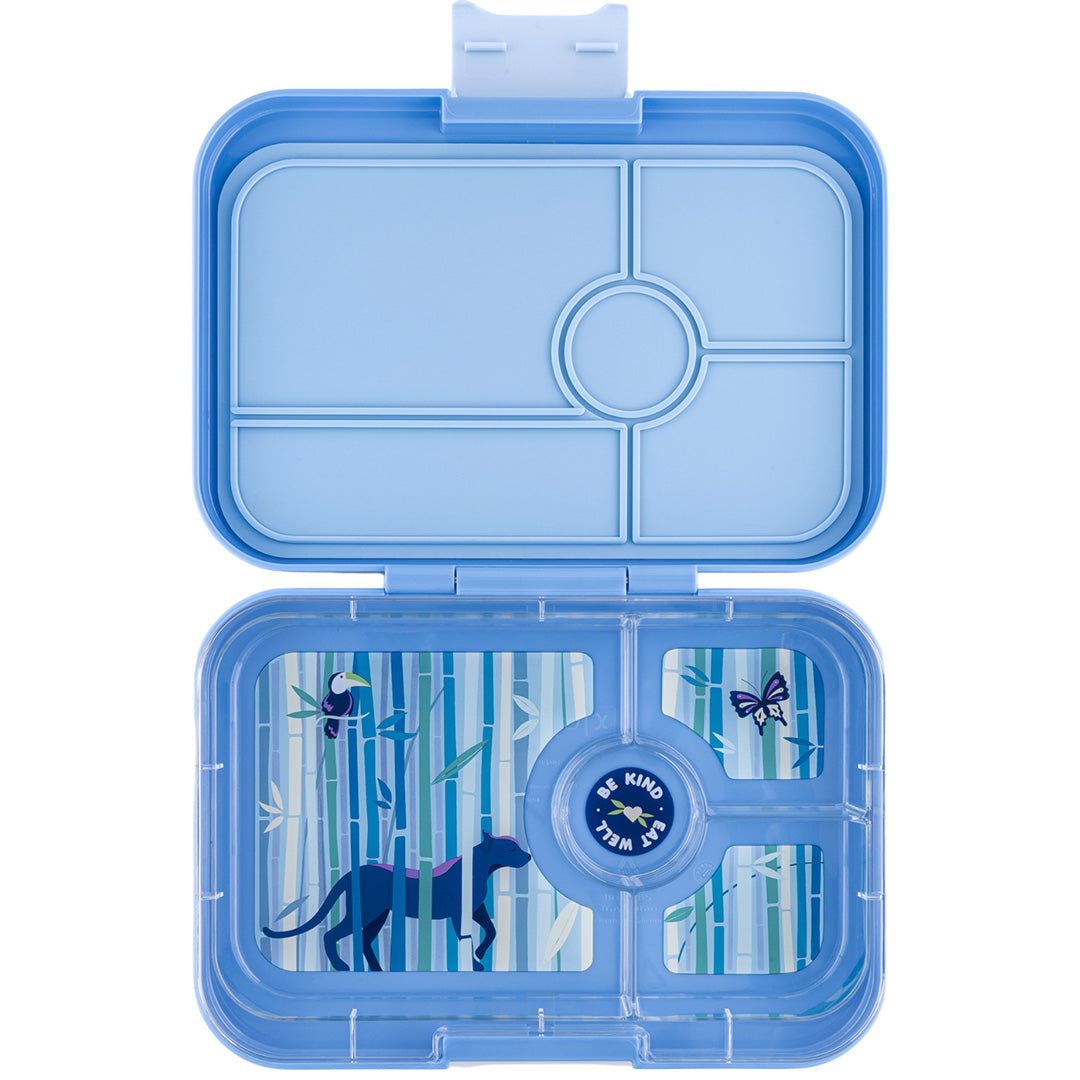 Open Yumbox broodtrommel voor kinderen in lichtblauw met een panter, toekan en bamboe design.
