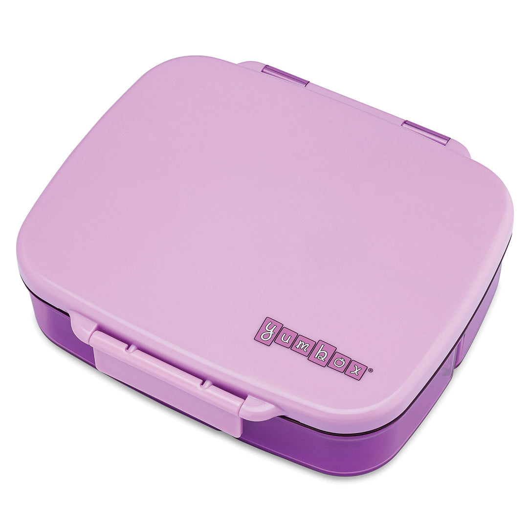 Gesloten Yumbox bento broodtrommel in Kyoto paars met het merklogo op de deksel.