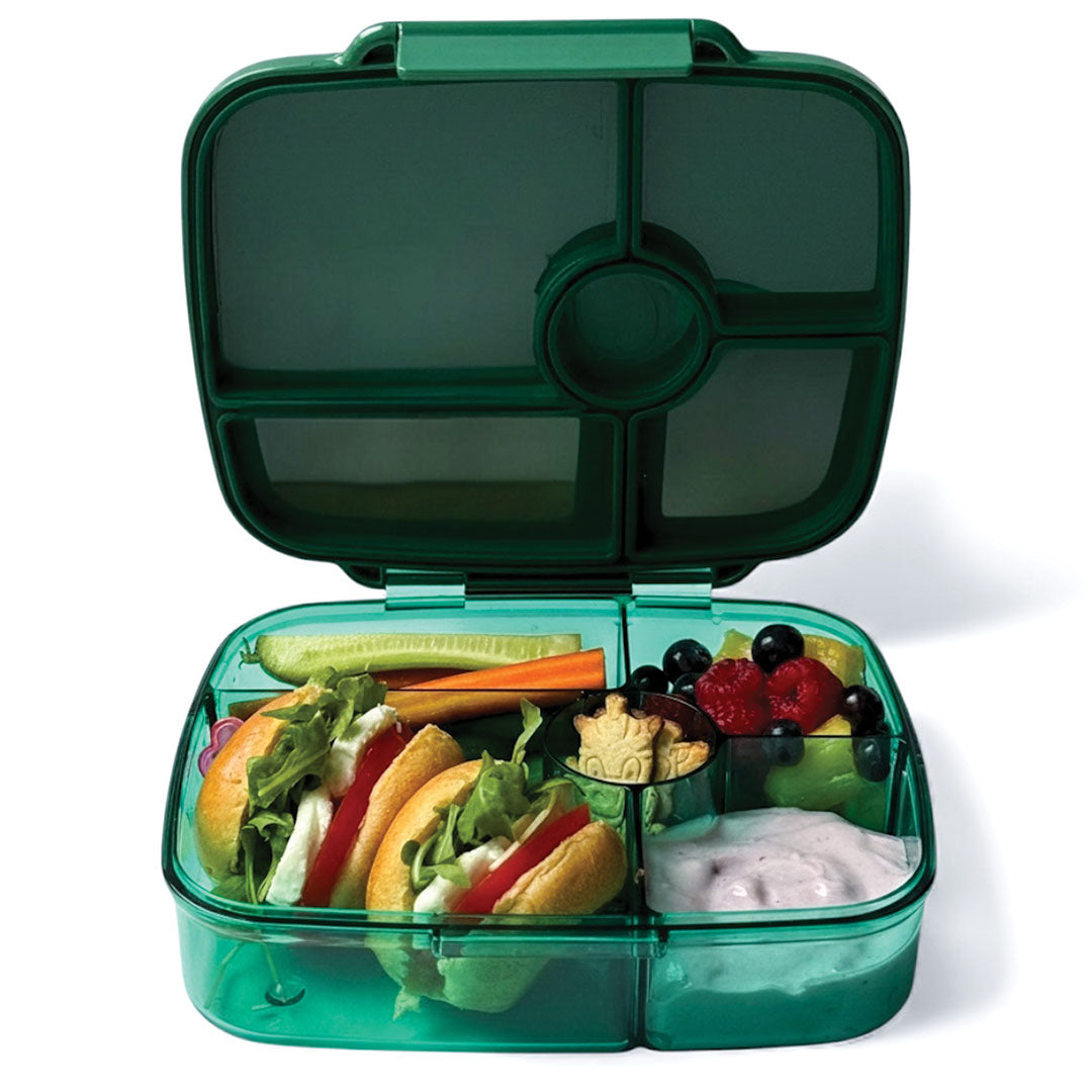 Open groene Yumbox Go bento broodtrommel gevuld met broodjes, groenten, fruit en yoghurt.