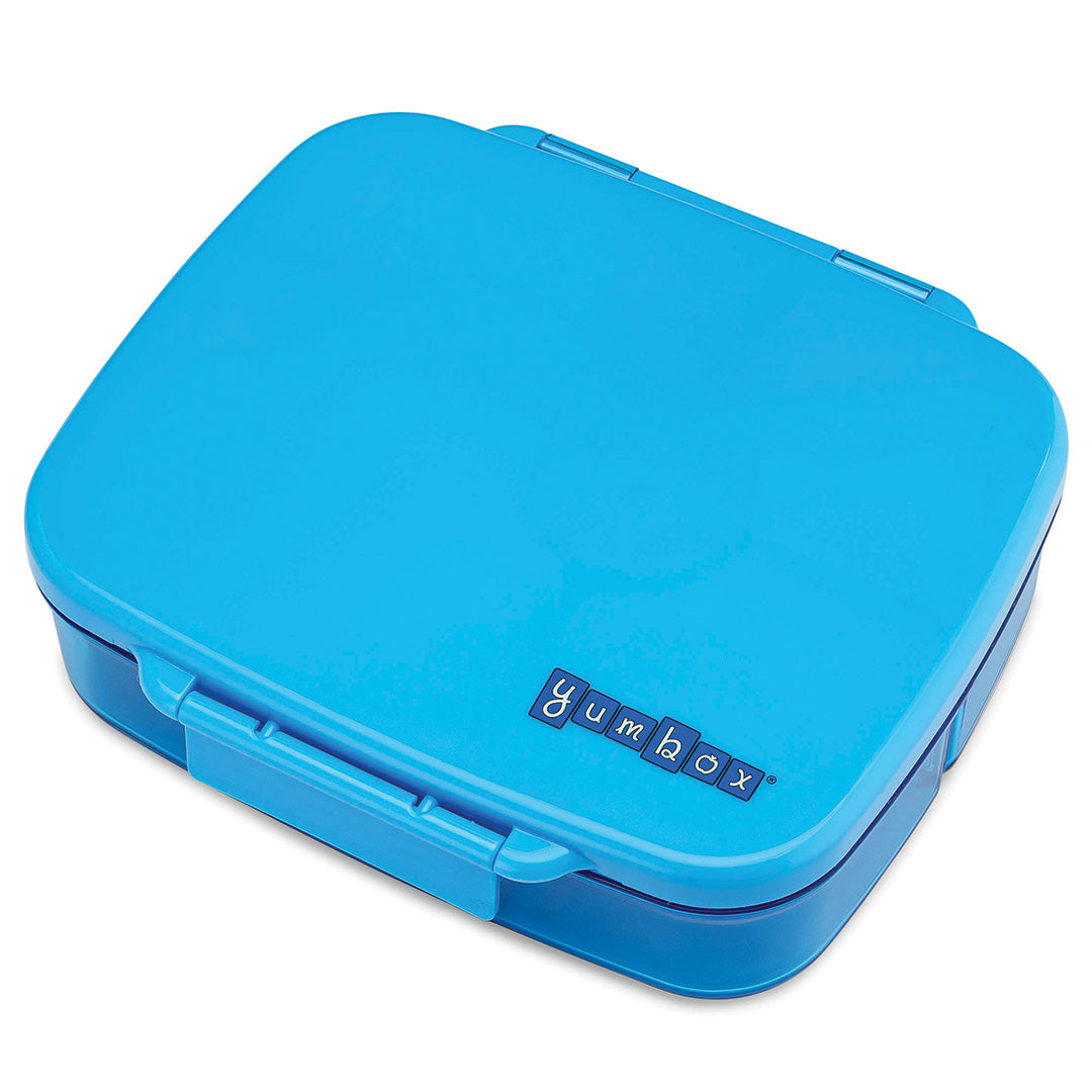 Gesloten Yumbox bento broodtrommel in Miami Blue, schuin van bovenaf gezien.