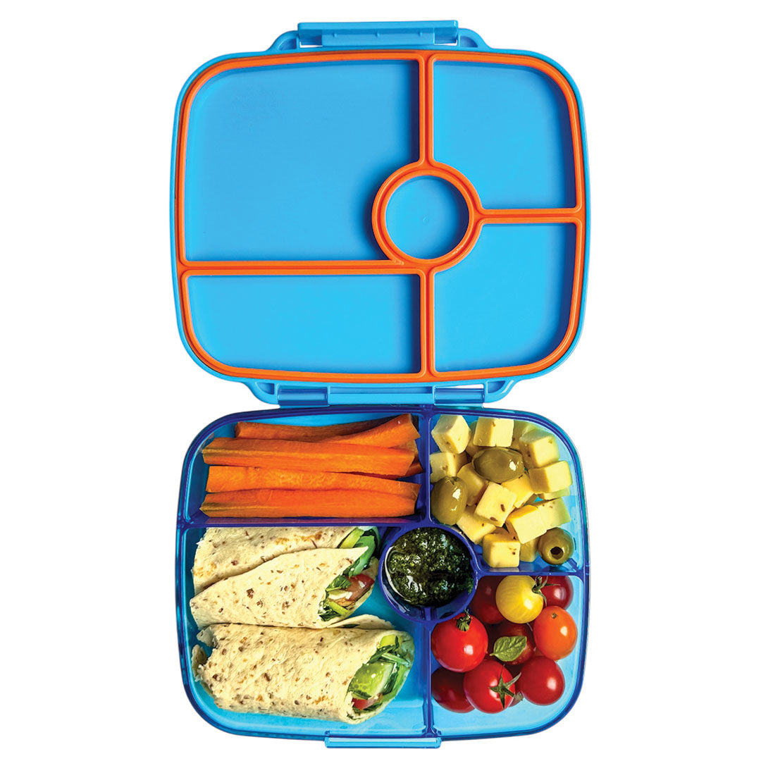 Open Yumbox bento broodtrommel in Miami Blue gevuld met wraps, groenten en kaas in vijf vakken.