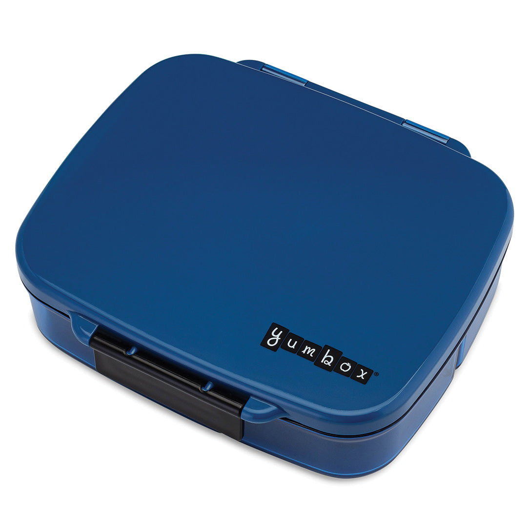 Gesloten blauwe Yumbox bento broodtrommel met het merklogo op de deksel.
