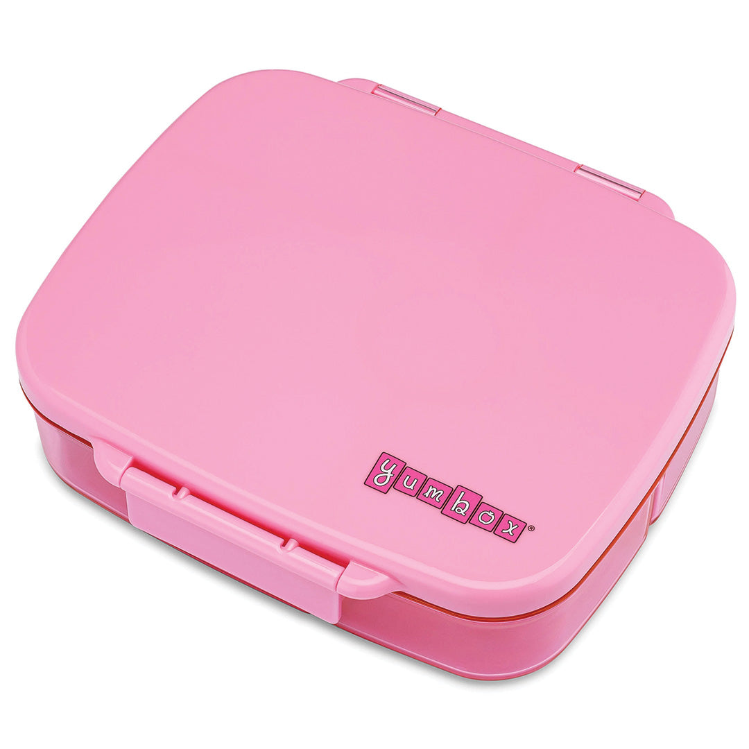 Gesloten roze Yumbox bento broodtrommel schuin gefotografeerd met het merklogo op de deksel.