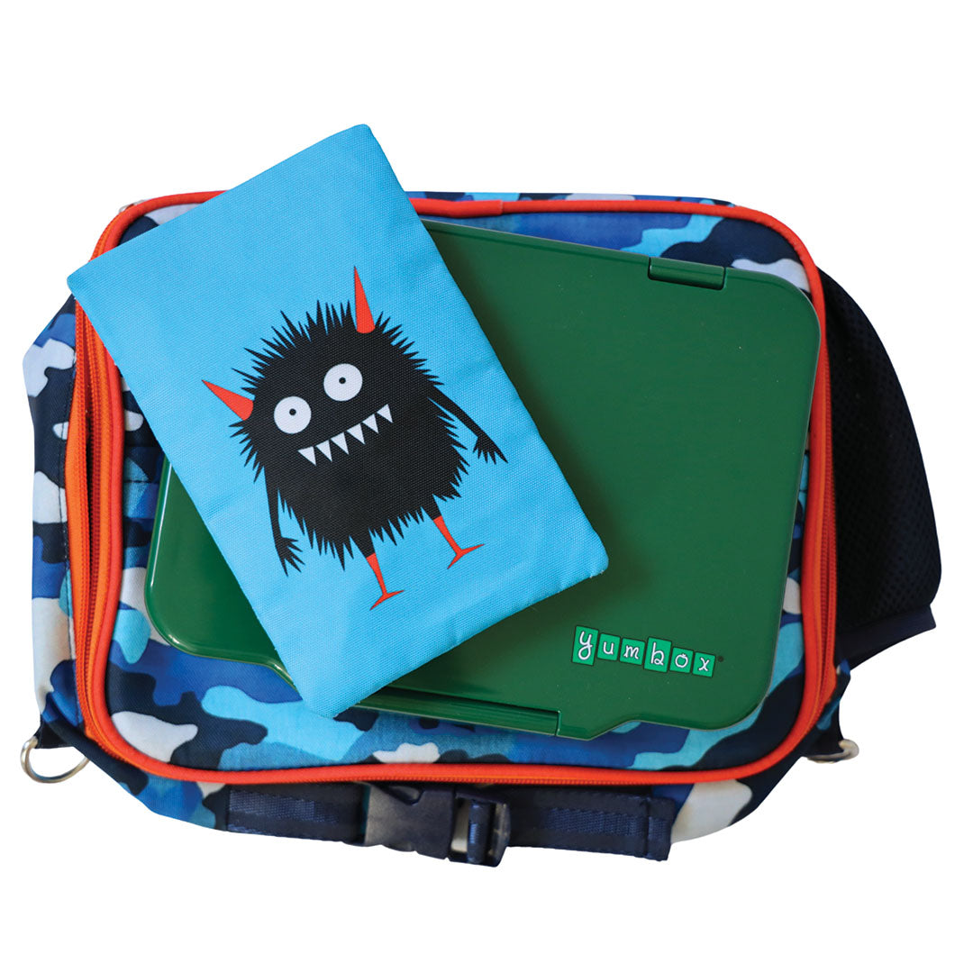 Een groen Yumbox lunchbox en een blauw koelelement met monsterprint in een camouflage lunchtas.