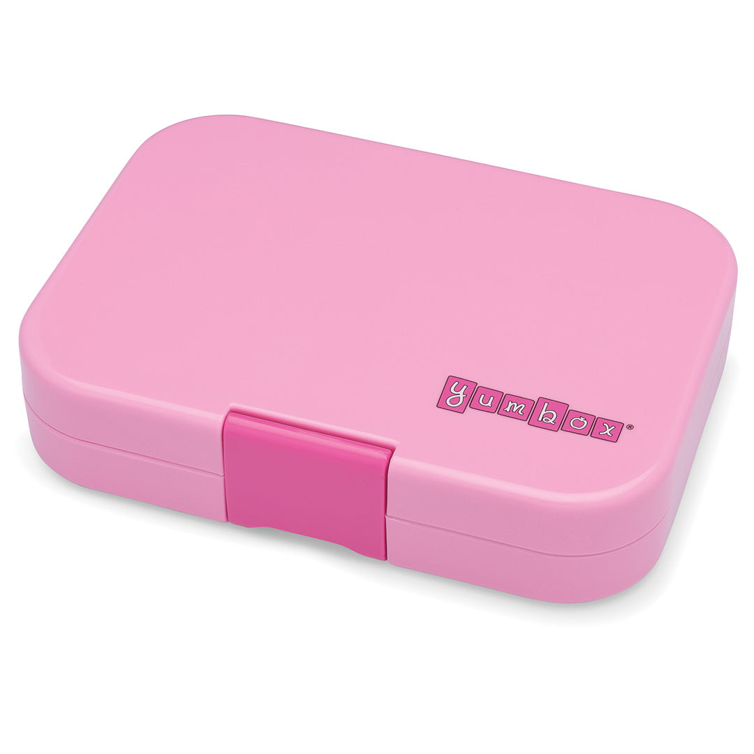 Gesloten roze Yumbox broodtrommel met het merklogo op de deksel.