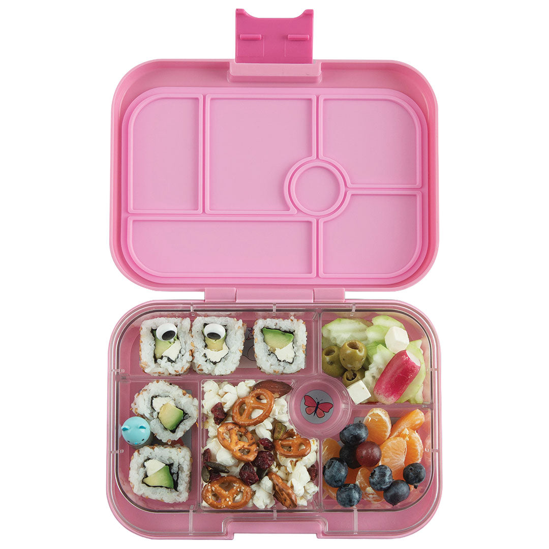 Yumbox broodtrommel met 6 vakken gevuld met sushi, fruit en snacks.
