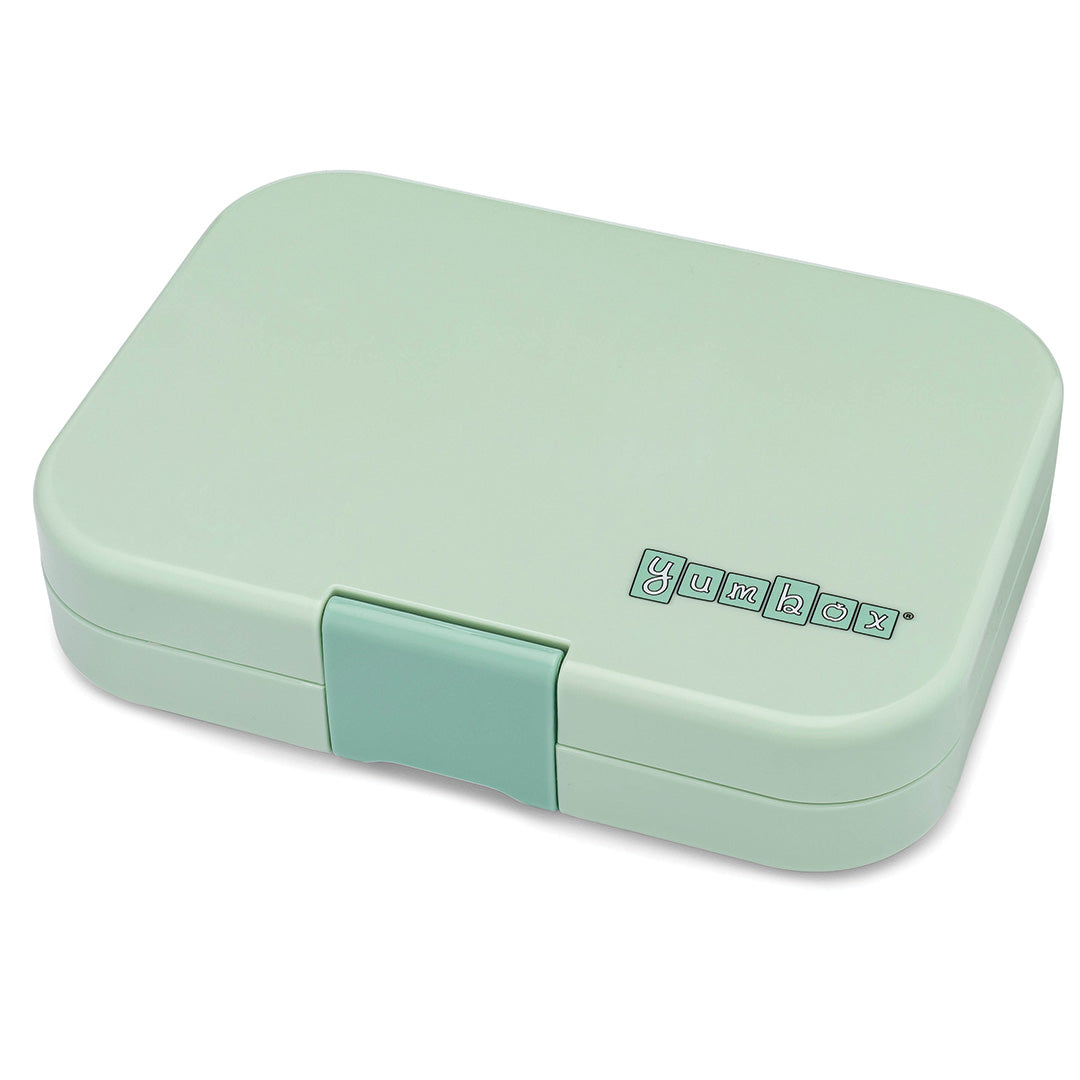 Gesloten Yumbox Panino broodtrommel in lichtgroen, schuin van bovenaf gefotografeerd.