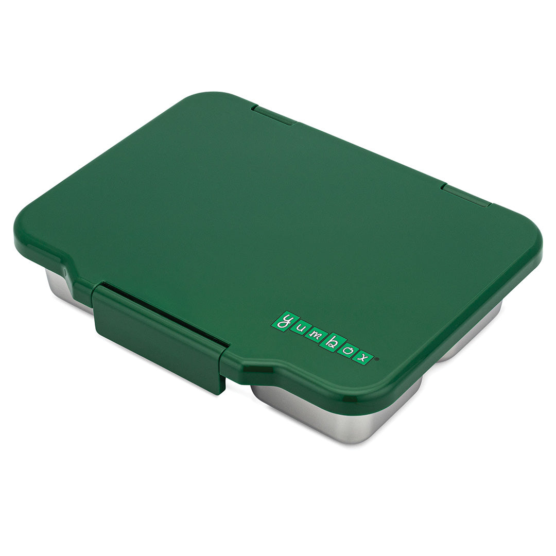 Yumbox rvs bento broodtrommel voor kinderen, schuin gesloten met het Yumbox merklogo op de groene deksel.