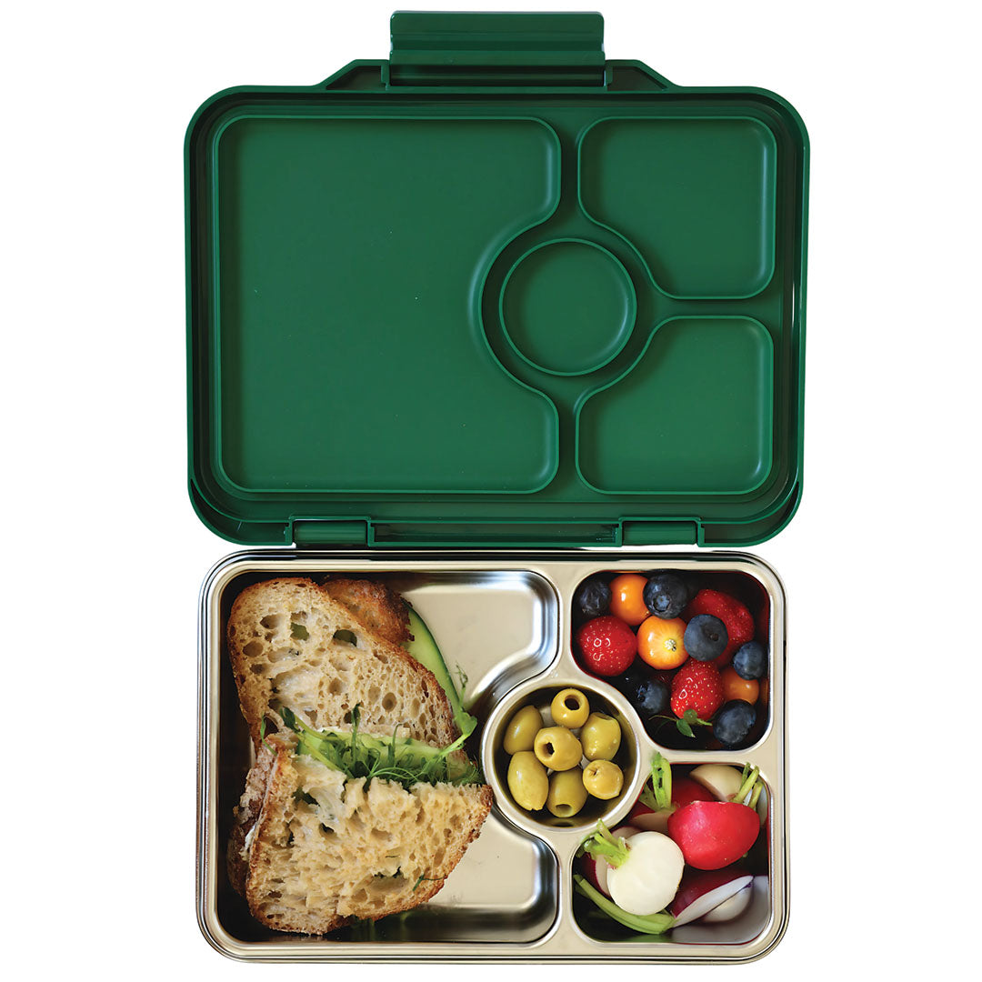 Yumbox rvs bento broodtrommel voor kinderen, open en gevuld met een sandwich, olijven, bessen en radijsjes.