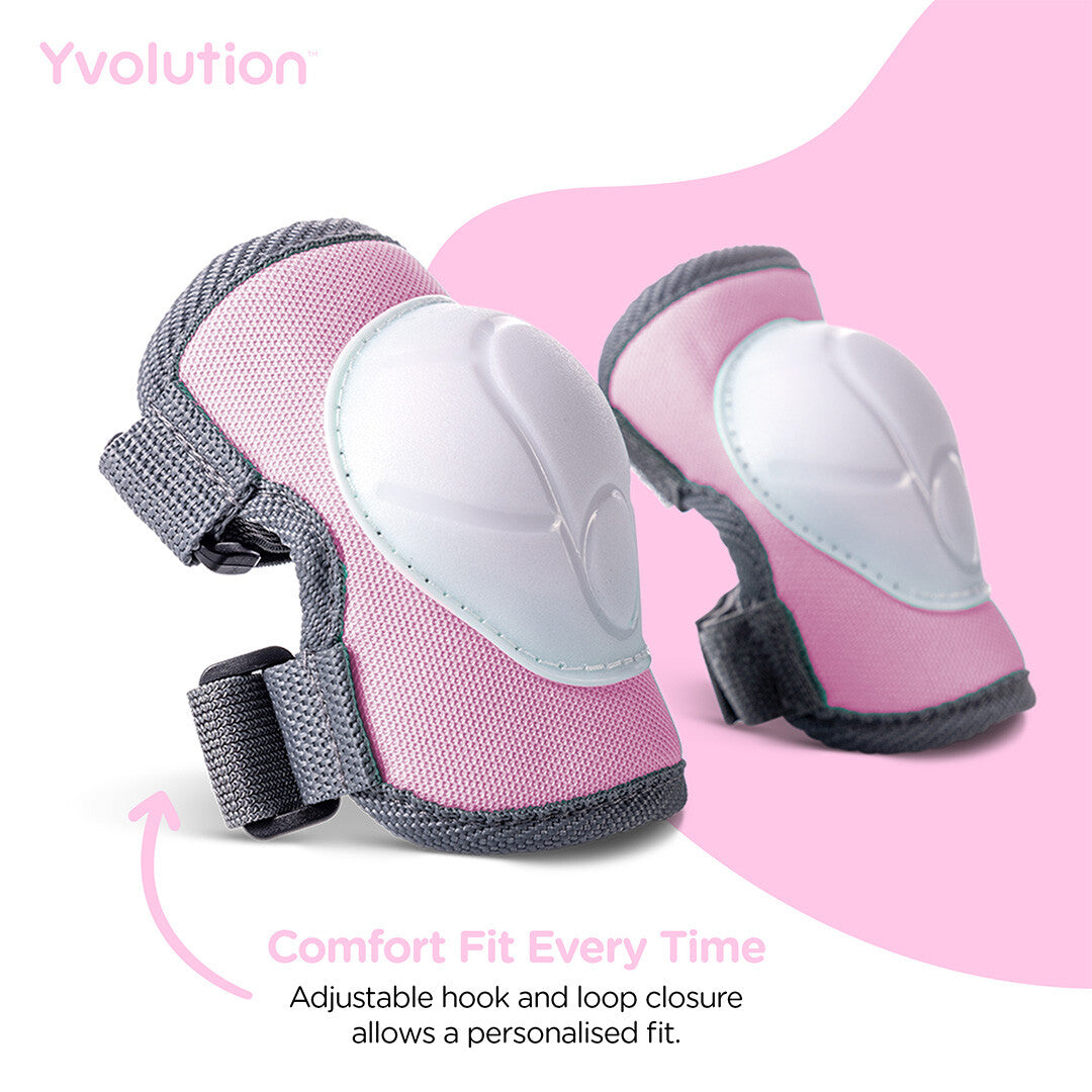 Twee roze Yvolution kniebeschermers met witte kappen, met een infographic over comfortabele pasvorm.