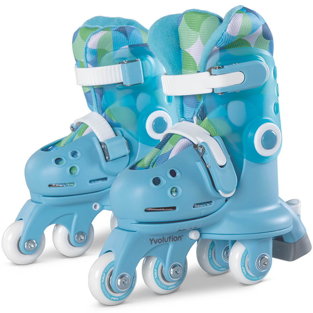 Twee blauwe Yvolution kinderskeelers met witte wielen en een blauwgroene voering.