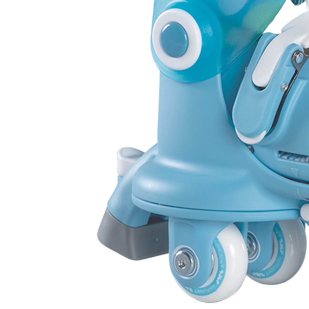 Detailopname van de onderkant van een blauwe Yvolution kinderskeeler met witte wielen.