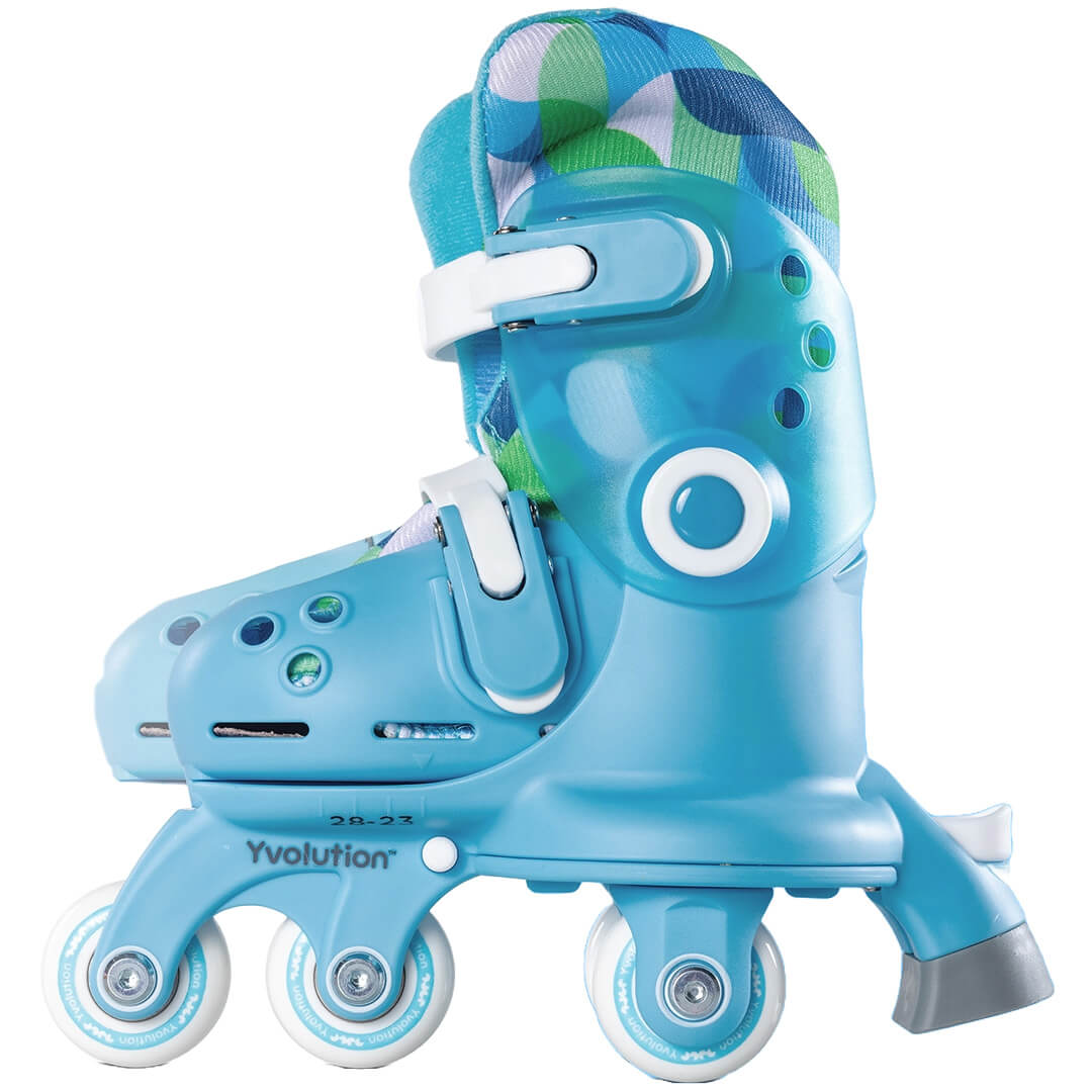 Een enkele blauwe Yvolution kinderskeeler, van de zijkant gezien, met witte wielen en een blauwgroene voering.