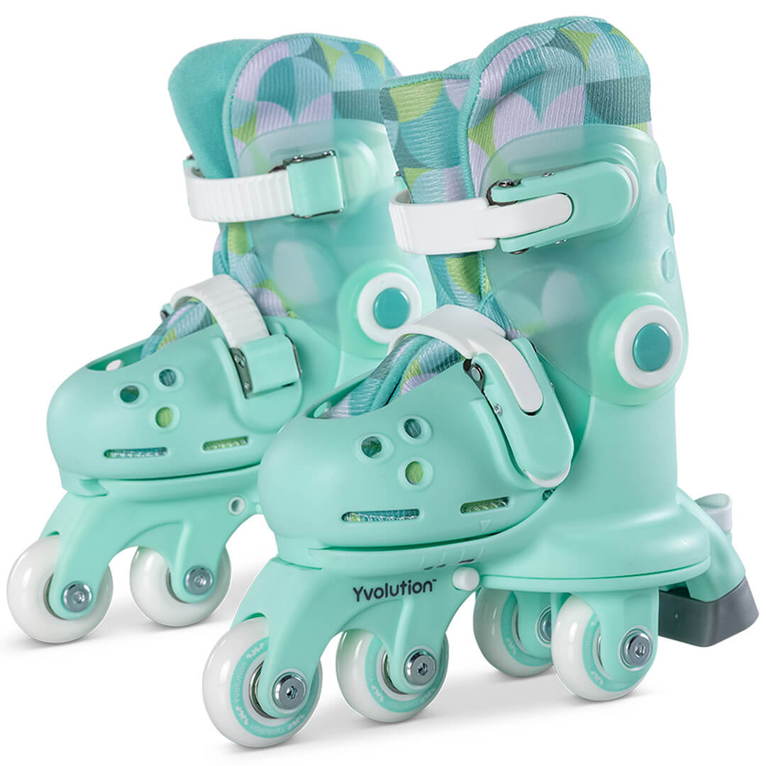 Twee Yvolution kinder rolschaatsen in mintgroen met een patroon aan de binnenkant.