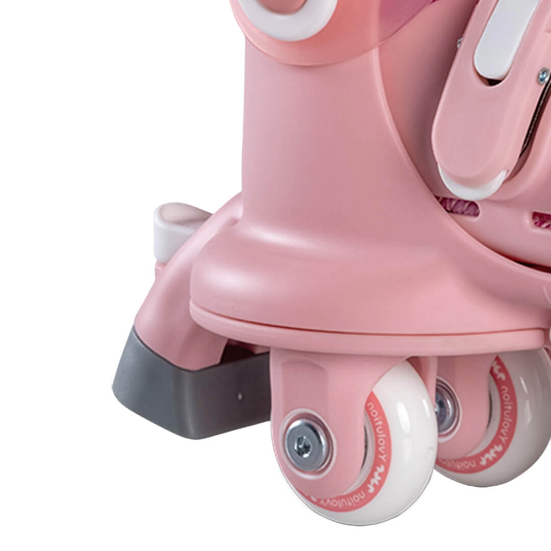 Detailopname van de wielen en de onderkant van een roze Yvolution kinderschaats.