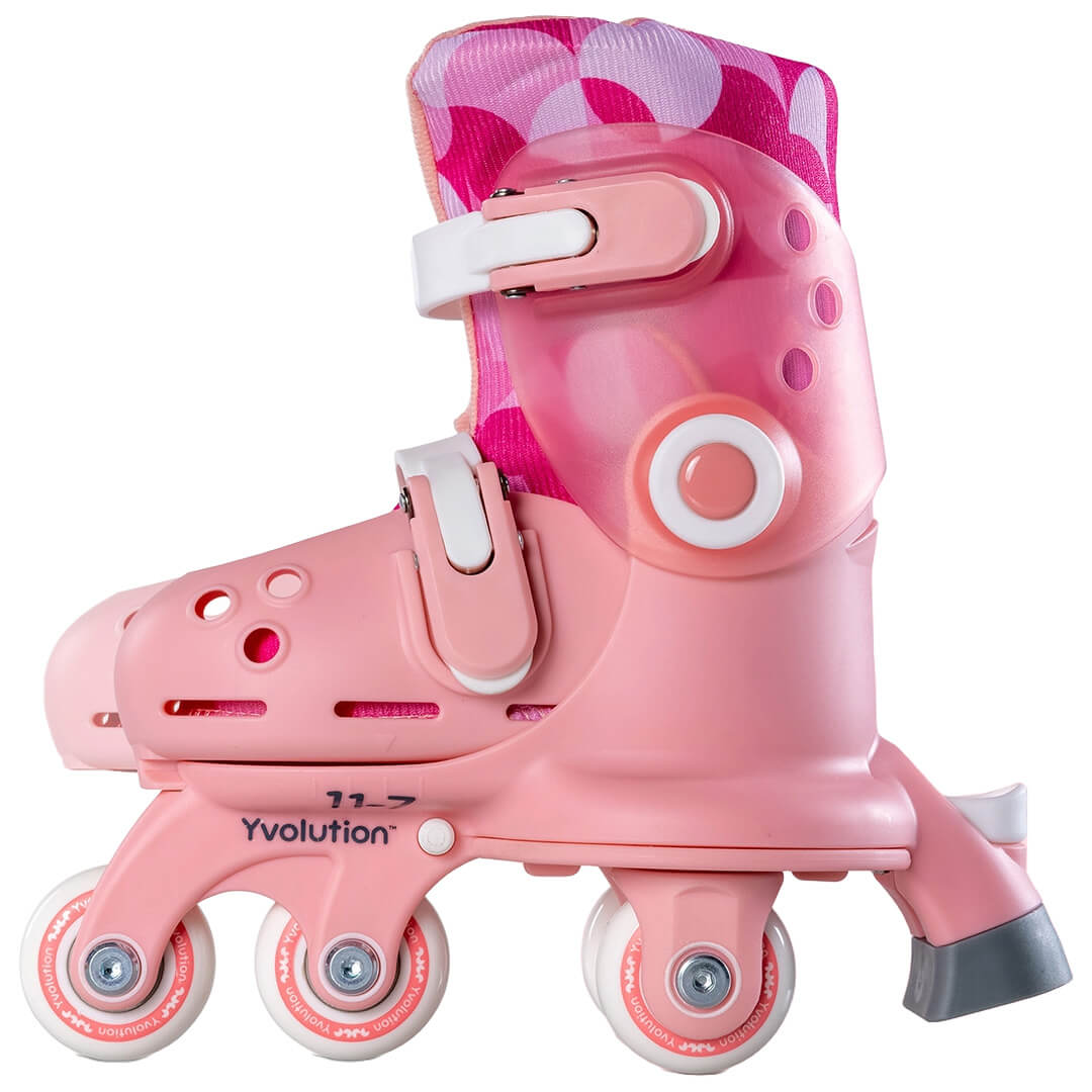 Een enkele roze Yvolution kinderschaats, van de zijkant gezien.