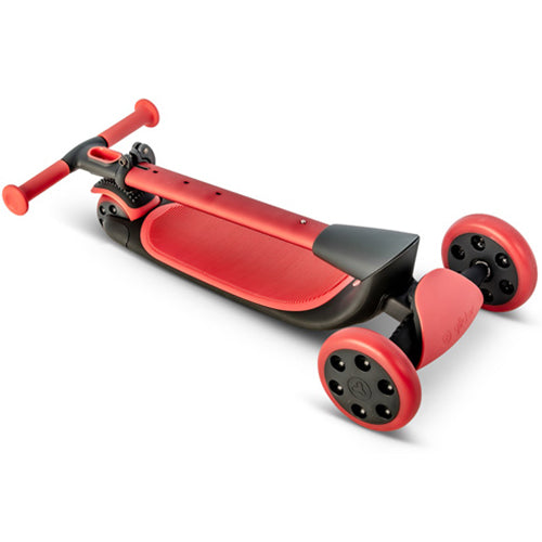 De Yvolution rode kinderstep is opgevouwen en ligt op de grond.