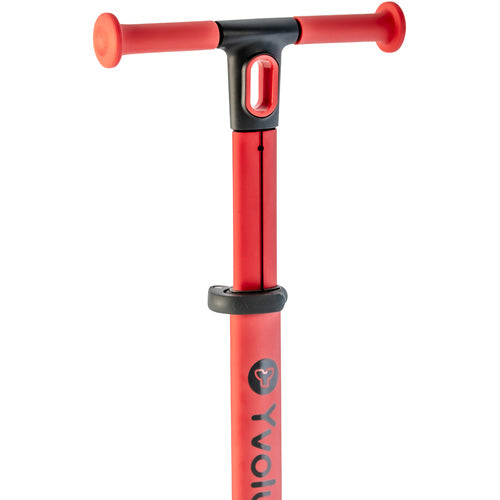 Detail van het rode stuur en de verstelbare stang van de Yvolution kinderstep.