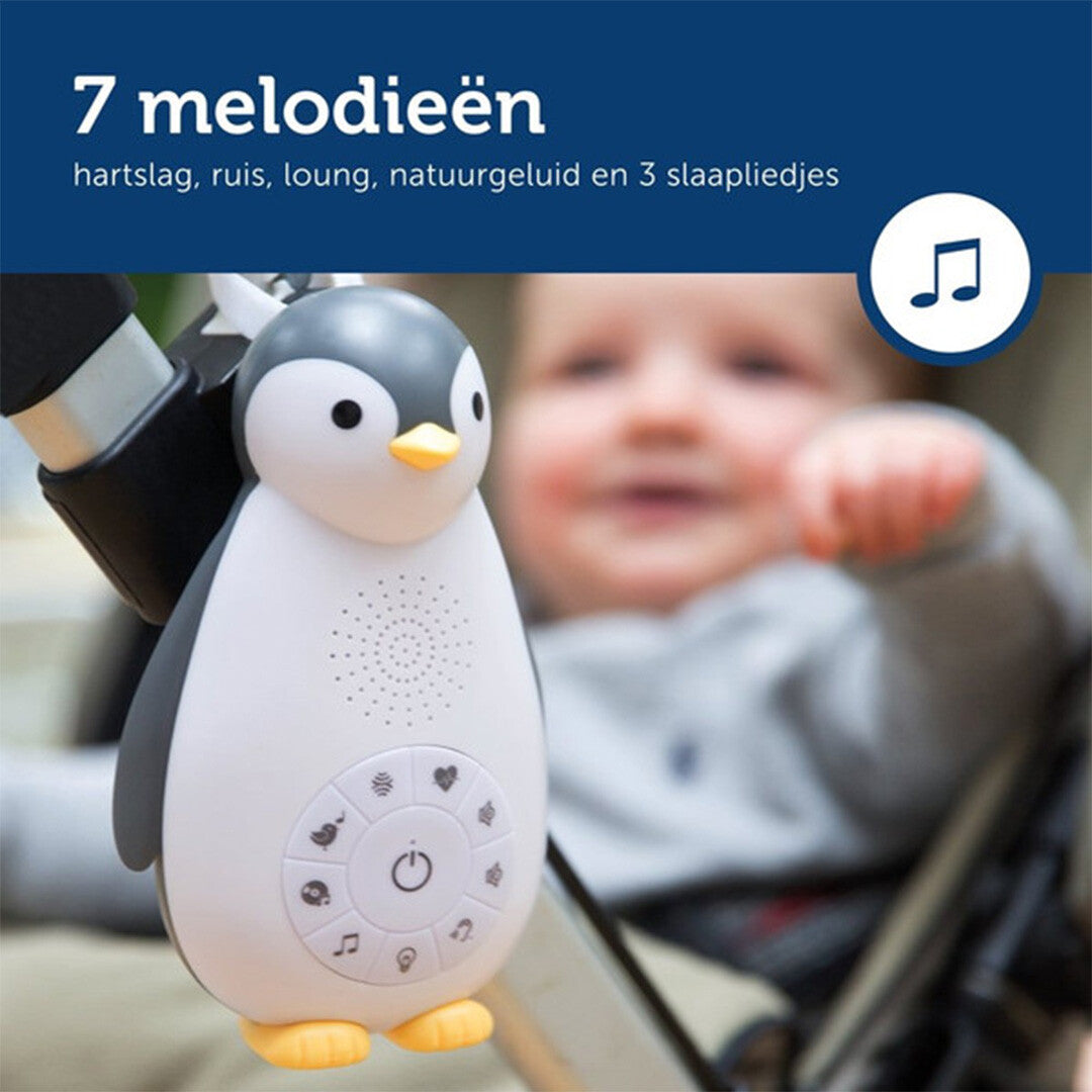 Infographic van het Zazu pinguïn muziekdoosje hangend aan een kinderwagen, met de tekst '7 melodieën' en een lachende baby op de achtergrond.