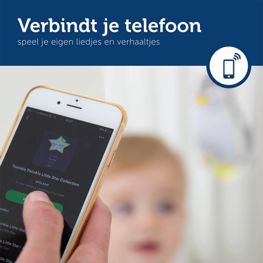 Infographic met een hand die een smartphone vasthoudt met een muziekapp, en de tekst 'Verbindt je telefoon' en 'speel je eigen liedjes en verhaaltjes'.