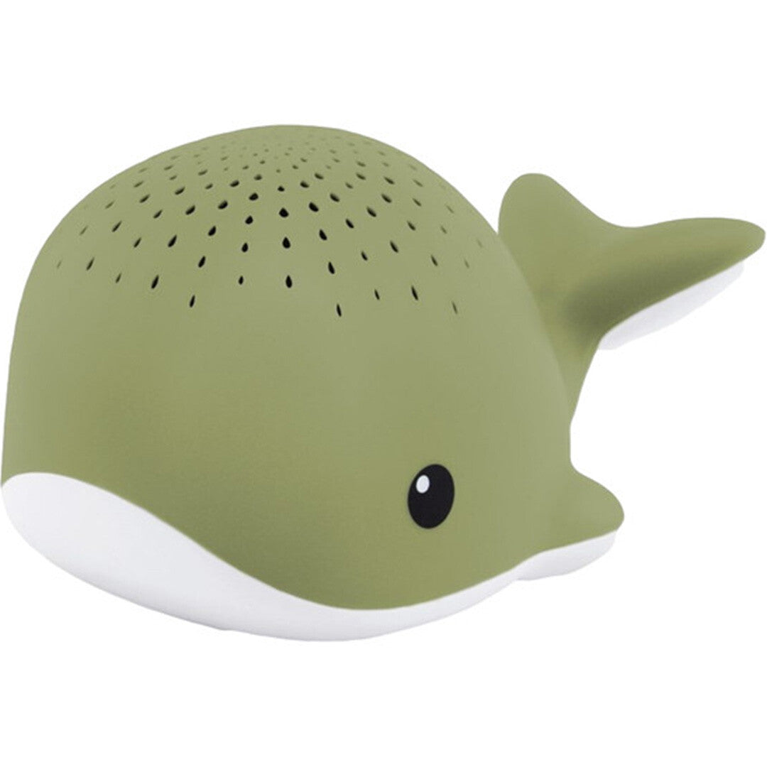 Zazu walvis muziekdoos en lichtprojector in het groen, schuin gefotografeerd.
