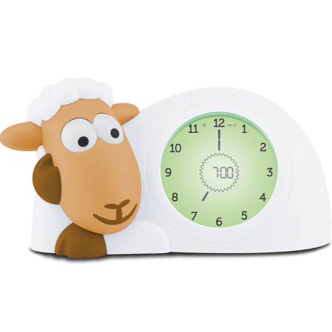 Zazu slaaptrainer en wekker in de vorm van een schaap met oranje gezicht en open ogen, de klok toont 7:00 met een groene achtergrond.