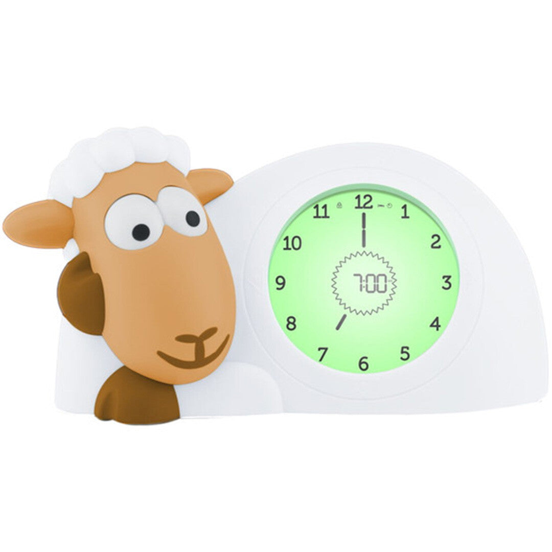 Zazu slaaptrainer en wekker in de vorm van een schaap met oranje gezicht en open ogen, de klok toont 7:00 met een groene achtergrond.