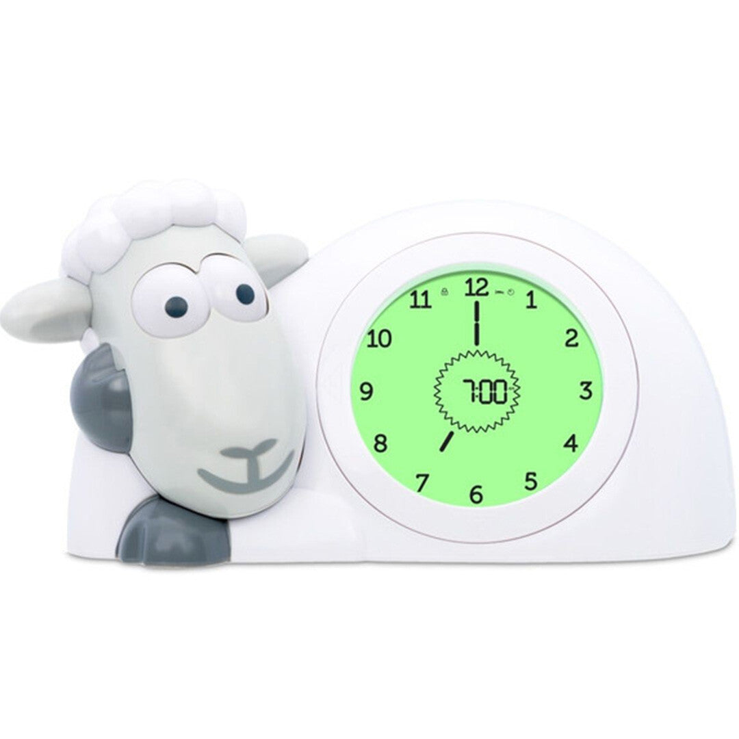 Zazu slaaptrainer en wekker Sam in de vorm van een schaap met open ogen en een groene klok die 7:00 aangeeft.